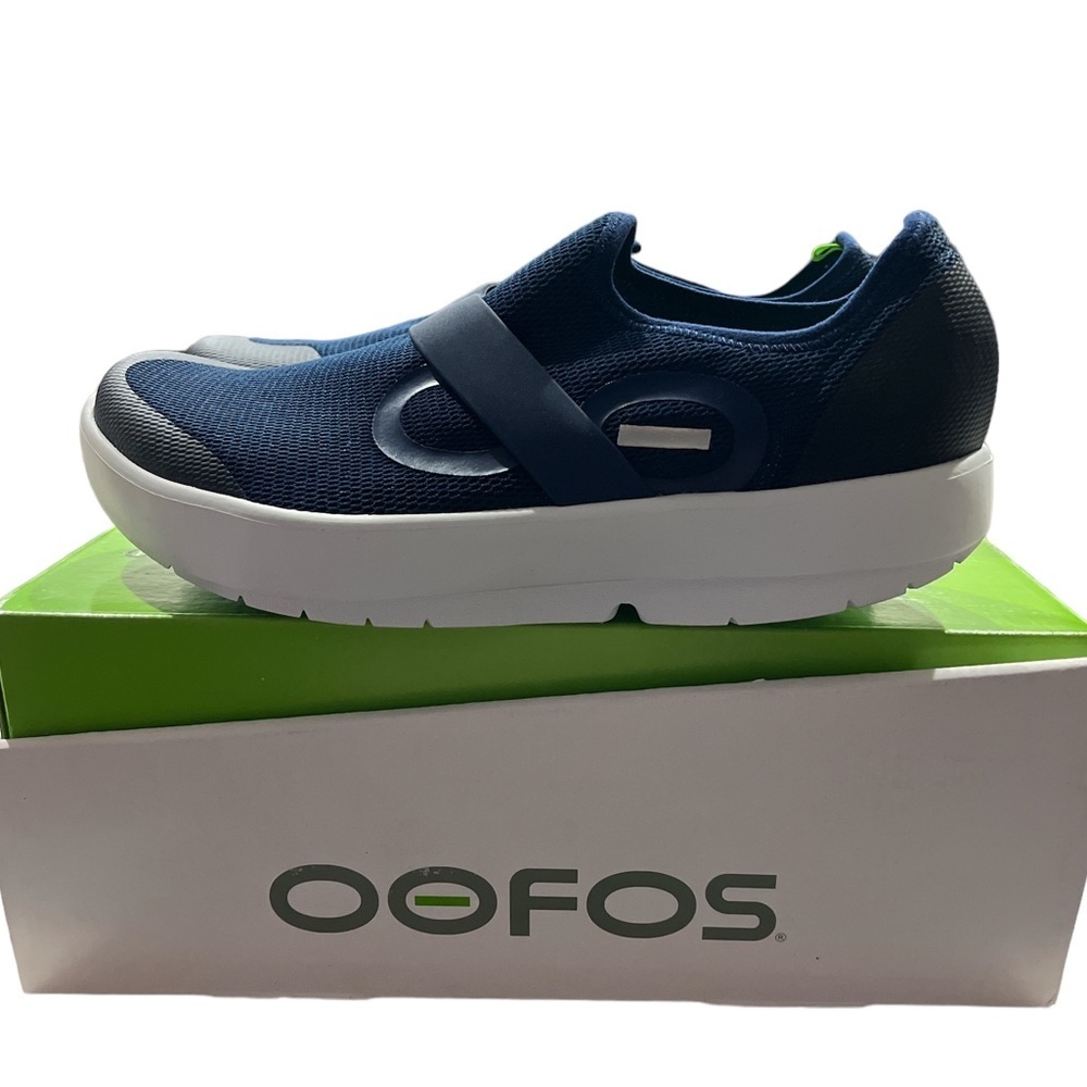 NEW OOFOS MEN'S OOMG LOW SHOE - WHITE & NAVY SIZE 11.5
